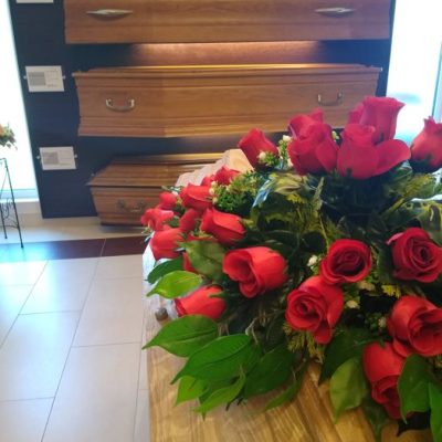 bouquet roses au dessus cercueil