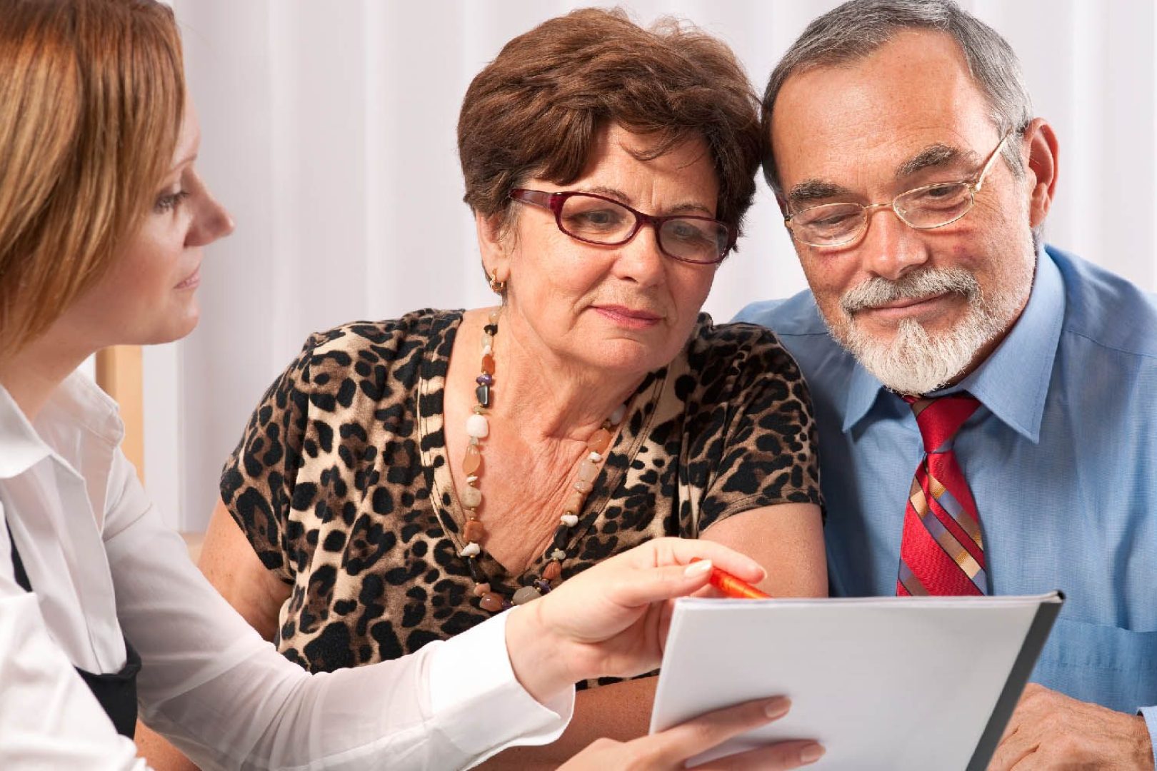 conseillere funeraire aidant une famille